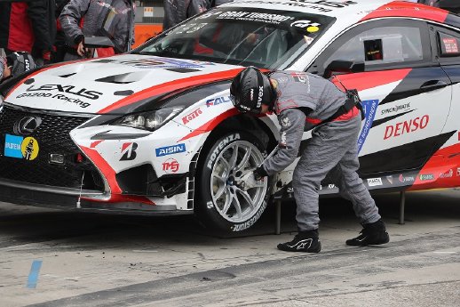 Das Toyota Gazoo Racing-Team setzt auf Bridgestone Potenza Premium-Hochleistungsreifen.jpg