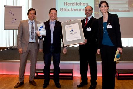 Von links nach rechts: Verleger Alexander Holzmann, Preisträger Adam Preuß, Jurymitglied Paul Söhnlein (EFIT), und Chefredakteurin Vanessa Ebert bei der Auszeichnung / Fotografin Ortrud Stegner