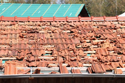 Dieses Tonziegeldach wurde durch den Hagelschlag geradezu geschreddert.JPG