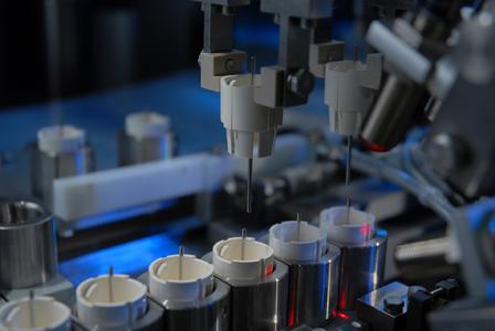 sortimat setzt den Fokus auf Gesamteffizienz, zum Beispiel beim dargestellten Montagesystem für einen Mehrfach-Flüssigkeitsinhalator ohne Treibgas. Bild: sortimat