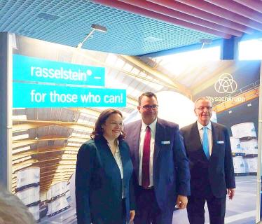 Hoher Besuch bei thyssenkrupp: Das Treffen der G20 Arbeitsminister mit Andrea Nahles stand unter dem Motto „Für eine faire und soziale Zukunft“. Die Bundesarbeitsministerin hatte zu thyssenkrupp eingeladen, um ihre internationalen Kollegen das Konzept der „Dualen Ausbildung“ vorzustellen. (v.r.n.l.) Bundesarbeitsministerin Andrea Nahles, Personalvorstand der thyssenkrupp AG Oliver Burkhard, Personalvorstand der thyssenkrupp Steel Europe AG Thomas Schlenz. The meeting of the G20 Labor Ministers with Andrea Nahles was under the motto "For a fair and social future". The Federal Minister of Labor had invited to thyssenkrupp to introduce her concept of "Dual Education" to her international colleagues.