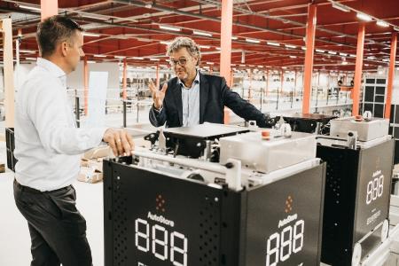 Boozt und COO Niels Hemmingsen hatten im Jahr 2011 ein 2.000 m² großes manuelles Lager. Heute besitzt der rasant wachsende Online-Händler die größte AutoStore-Anlage der Welt und setzt die neueste Technologie ein.