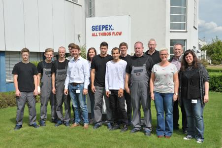 Die neuen SEEPEX-Auszubildenden mit ihren Ausbildern