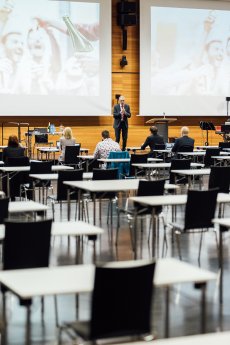 Die Absolventenfeier der Hochschule Aalen fand in diesem Jahr zum ersten Mal digital statt und w.jpg
