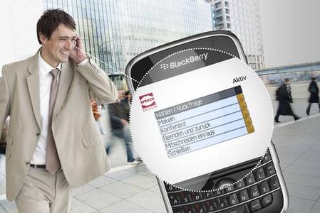 Manm mit BlackBerry und Mobility Client Software