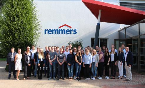 Herzlich willkommen im Team Remmers: Insgesamt 29 neue Kolleginnen und Kollegen starteten am 1. August 2017 ihre Ausbildung, das duale Studium oder ihr Jahrespraktikum / Bildquelle: Remmers, Löningen