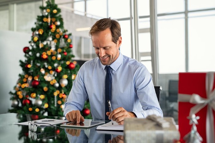 businessman-working-on-digital-tablet-at-christmas-L786V98.jpg