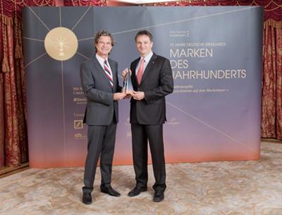 Dr. Florian Langenscheidt, Verleger, und Dr. Boris Gehring, Leiter der Division Industry Service bei der Preisverleihung