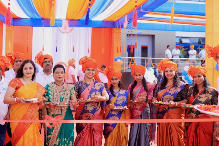 4_MC-Mitarbeiterinnen-in-traditionellen-indischen-Kleider-bei-der-Puja-Zeremonie.jpg