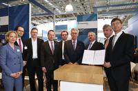 v.l.: Maria Christina Bienek (Industrie 4.0-Sonderbeauftragte, iTAC Software AG), Michael Fritz (Manager Corporate Business Development IKT, Fraunhofer-Gesellschaft), Dieter Meuser (CTO, iTAC Software AG), Prof. Georg Rosenfeld (Vorstand Technologiemarketing, Fraunhofer-Gesellschaft), Dr. Johannes T. Grobe (Senior Vice President Sales der Division Paint and Final Assembly Systems, Dürr Systems GmbH), Dr. Heinz Dürr (Ehrenaufsichtsratsvorsitzender der Dürr AG), Prof. Reimund Neugebauer (Präsident, Fraunhofer-Gesellschaft), Ralph Heuwing (CFO, Dürr AG), Prof. Dr. Stephan Wrobel (Leiter Fraunhofer Institut für Intelligente Analyse- und Informationssysteme IAIS) / Foto: Fraunhofer-Gesellschaft / Fotograf: Kurt Fuchs