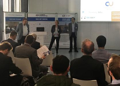 Prof. Michael Heine (Leiter CU-AG „Matrices“), Dr. Christina Scheffler (Leiterin CU-AG „Faser-Matrix-Haftung“) und Prof. Christian Dreyer (Fraunhofer IAP PYCO) begrüßen die Gäste zum Thementag „Schlüsseltechnologie Polymerbasierter Leichtbau“ (v.l.n.r.) (© CU)