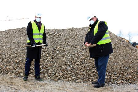 Die beiden Geschäftsführer der NETZSCH Pumpen & Systeme GmbH Felix Kleinert und Jens Heidkötter eröffnen mit dem Spatenstich das geplante Bauvorhaben auf dem Werksgelände an der Geretsrieder Straße in Waldkraiburg