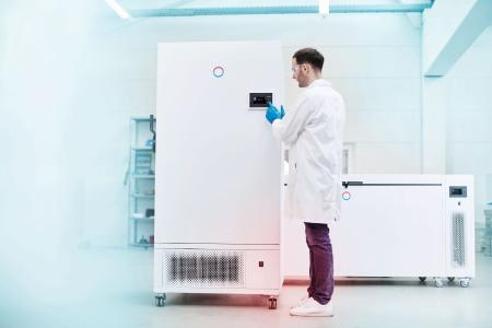 Los ultracongeladores LAUDA Versafreeze están optimizados para las exigencias extremas del almacenamiento a temperaturas ultrabajas y son capaces de enfriar de forma segura y fiable muestras, medicamentos o sustancias orgánicas. (Imagen: LAUDA)