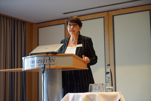 Dr. Martina Städtler-Schumann bei SCHUMANN-Konferenz.jpg