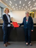 Rektorin Prof. Dr. Karin Luckey (rechts) überreichte Prof. Dr. Brüggemann ihre Ernennungsurkunde. (Zum Herunterladen mit rechter Maustaste klicken und 
