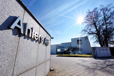 Ahlers AG baut E-Commerce aus: novomind iPIM zentral für Pierre Cardin, BALDESSARINI und Pioneer Authentic Jeans eingeführt