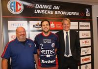 (Foto: © hl-studios, Erlangen) Cheftrainer Frank Bergemann (links) und Aufsichtsratsvorsitzender Dr. Carsten Bissel (rechts) erhoffen sich viel von Moritz Weltgen 
