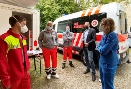 Die für das Impfangebot der Region zuständige Dezernentin Cordula Drautz und Bildungsdezernent Ulf-Birger Franz im Gespräch mit den Johannitern Christian Sagebiel, Andrea Bahr und Oliver Höhn (v.r) / Foto: Region Hannover/Borschel