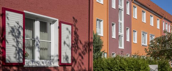 Das Farbkonzept ist ein Hingucker im Stadtbild, gewählt wurden hauptsächlich fröhliche Farben, Foto: Caparol Farben Lacke Bautenschutz/Martin Duckek