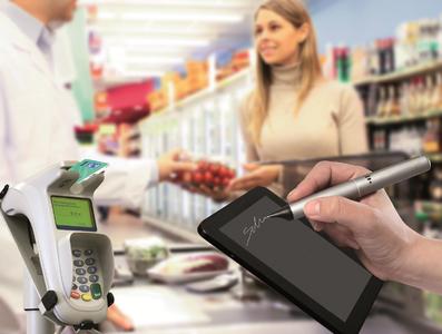 Ob Tankstelle oder Kaufhaus: Wenn es um Bezahlvorgänge geht, stellen EC- und Kreditkarten im täglichen Leben eine große Erleichterung dar. Nur mit der Unterschrift den Vorgang zu bestätigen ist bequem. Die Überprüfung der Unterschrift direkt auf der Bankkarte haben Fraunhofer-Forscher realisiert. Sie stellen ihre Entwicklung auf der CeBIT 2013 (Halle 9, Stand E08) in Hannover vor