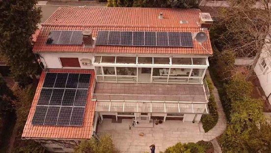 photovoltaikanlage-auf-einem-mehrfamilienhaus-ikratos.jpg