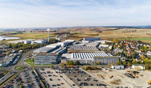 Kaeser Kompressoren’s headquarters and main plant in Coburg-Bertelsdorf, partial view from the west, with the distribution centre and fully automated high rack warehouse