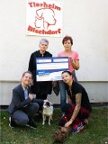 Freudige Gesichter der Tierheimmitarbeiter bei der Scheckübergabe der Firma OKA Büromöbel durch Frau Katja Reinhardt (Presse- und Öffentlichkeitsarbeit) Freudige Gesichter der Tierheimmitarbeiter bei der Scheckübergabe der Firma OKA Büromöbel durch Frau Katja Reinhardt (Presse- und Öffentlichkeitsarbeit)