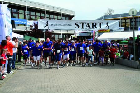 In diesem Jahr gingen 73 Mitarbeiterinnen und Mitarbeiter in mehreren Laufgruppen beim Ditzinger Lebenslauf für einen guten Zweck an den Start / Den Startschuss gibt der Lebenslauf-Moderator Günther Weiß (links)
