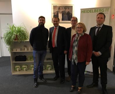 Ministerin Theresia Bauer (2.v.r.) mit Geschäftsführer Matthias Blatz (Mitte hinten), den Gesellschaftern Manfred Winter, Vorstandsvorsitzender GFN AG, und Oliver Sauer, Geschäftsführer F und U Unternehmensgruppe sowie Grünen-Stadtrat Felix Grädler. Foto: Heidelberg iT.