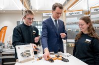 Bei seinem Weidmüller-Besuch verdrahtete Ministerpräsident Hendrik Wüst selbst mit der innovativen SNAP IN-Anschlusstechnologie – unter der Anleitung von Florian Sundermann, Auszubildender zum Mechatroniker, und Clara Lorenz, Dualstudentin Digital Engineering und Auszubildende zur Mechatronikerin