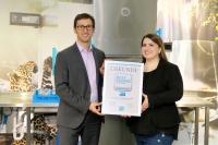 BU 1: Michael Mayer, Leiter Vertrieb und Marketing der MEIKO Germany GmbH, nimmt die Auszeichnung von Frau Josipa Buric entgegen.