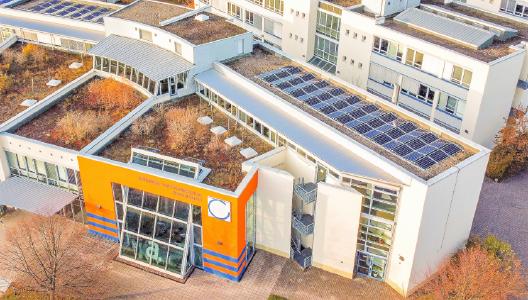 Das Technologie- und Gründerzentrum Ilmenau in unmittelbarer Nachbarschaft zur TU Ilmenau bietet technologieorientierten Existenzgründern hervorragende Bedingungen für den Start in die Selbstständigkeit. Foto: A. Röhr