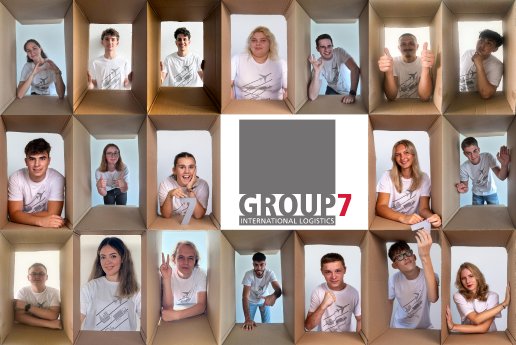 Azubi Gruppenfoto Kartons 2024.jpg