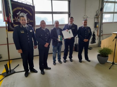 Uebergabe-der-Urkunde-als-Foerderer-der-Feuerwehr-Sachsen.jpg
