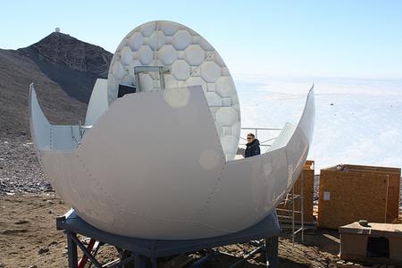 3,8m VSAT-Parabolantenne und 6,3 m Schutzkuppel (während des Aufbaus)