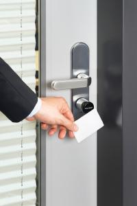 Mit SCALA offline wird die Verwaltung von Aperio® Offline-Komponenten ohne Anbindung an einen Controller und die Installation einer Software möglich. Foto: ASSA ABLOY Sicherheitstechnik GmbH