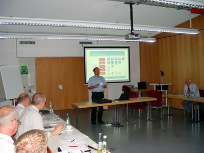 Dr. Martin Sellen, Entwicklungsleiter von Micro-Epsilon aus Ortenburg, bei seinem dynamischen Vortrag über die nicht-technischen Einflussfaktoren auf den Erfolg von Entwicklungsprojekten.