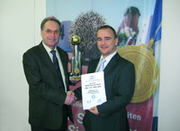 F.W. Schrafft, GF der H + S GmbH (li), überreicht W.Renner, QM Beauftragter der KUMAvision den Award