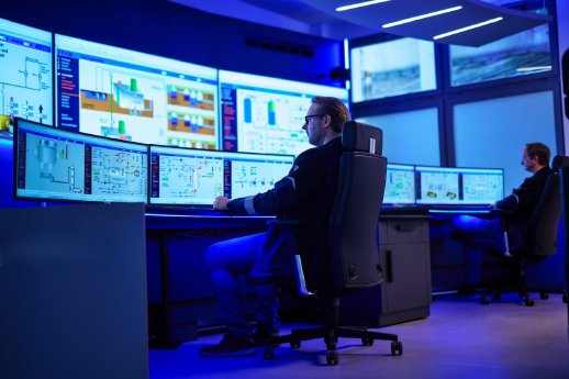 9-operator-moderner-leitstand-software-arbeitsplatz.jpg