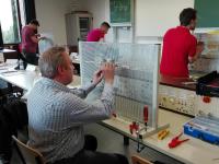 die EEG-Umschüler versuchen sich an praktischen Übungen © IBB AG