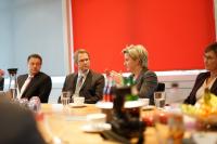 Die Wirtschaftsministerin von Baden- Württemberg, Nicole Hoffmeister-Kraut (links) informiert sich bei IPO.Plan über die virtuelle Planung von Produktion und Logistik