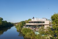 Moderner Neubau auf traditionsreichem Grund: Wunderschön gelegen an der Lahn, lädt das Gießener Restaurant Knossos zum Verweilen und Genießen ein. Sowohl die Innenräume als auch der großzügige Außenbereich öffnen sich zum Fluss