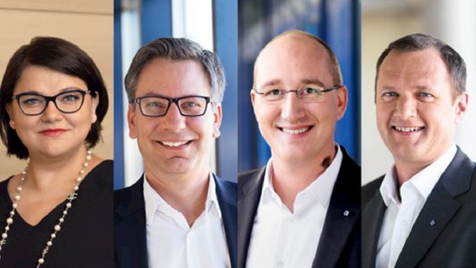 Die alleinige Geschäftsführerin Ramona Meinzer wird bei Aumüller Aumatic zukünftig von den Prokuristen Norbert Holzhammer (Leitung Vertrieb) (2.v.l.), Alexander Birner (Leitung Produktmanagement) und Jürgen Sattich (Leitung Produktion) (r.) unterstützt.