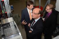 (v.l.n.r.): Ralf Hoppe (Geschäftsführer Produktion), Rainer Heller (Bürgermeister), Dennis Maelzer (MdL) beim Rundgang durch die Weidmüller Produktionsstätten an der Niemeierstraße