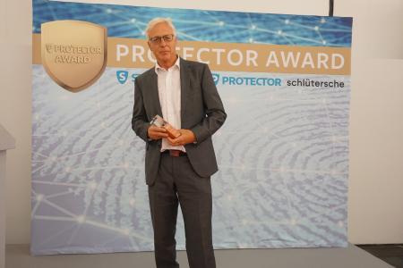 Bronzener Protector Award 2018 für ASSA ABLOY mit der Rettungswegtechnologie ePED: Am 27. Juni nahm Norbert Friedl, Regionalvertriebsleiter Süd bei ASSA ABLOY Sicherheitstechnik GmbH, die Trophäe im Rahmen der Preisverleihung auf der SicherheitsExpo in München entgegen / Foto: PROTECTOR