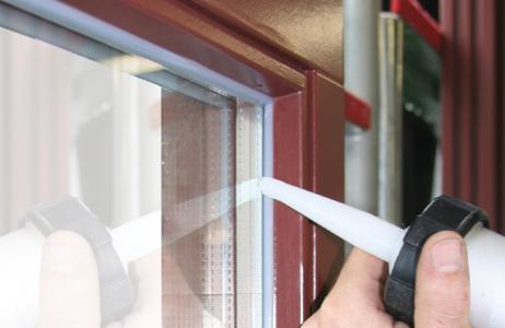 MultiSil von Remmers kommt vorwiegend im Holzfensterbau und bei der Glasversiegelung zum Einsatz / Bildquelle: Remmers, Löningen