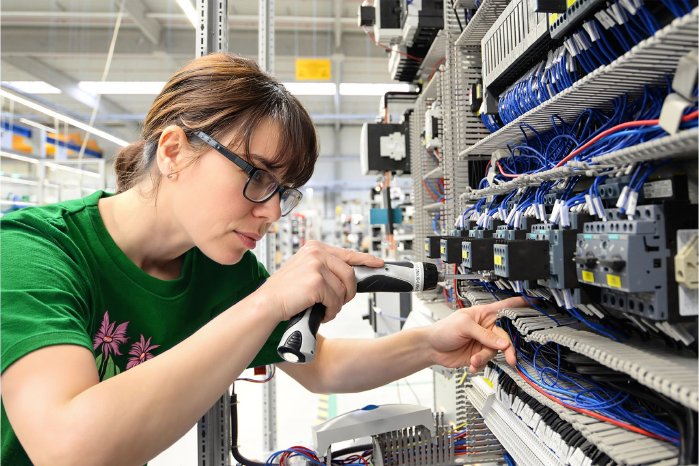 Arbeitsmarktreport DEKRA 2026 Elektronikerin.jpg