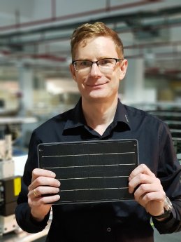 CEO Robert Händel with Solar Module for Bicycle.JPG