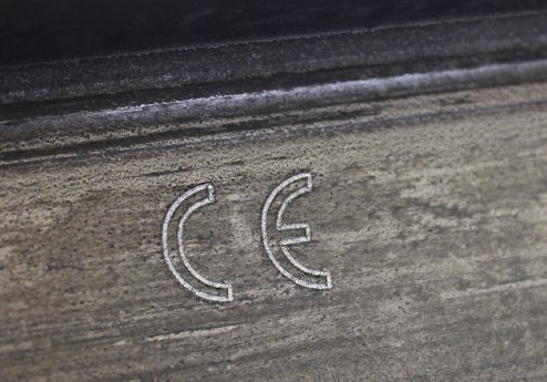 Nadelmarkierung CE Zeichen auf Stahltraeger.jpg