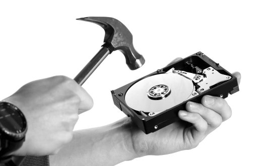 Datenloeschung-Festplatte-zerstoeren-mit-Hammer-Datenvernichtung-RecoveryLab.jpg